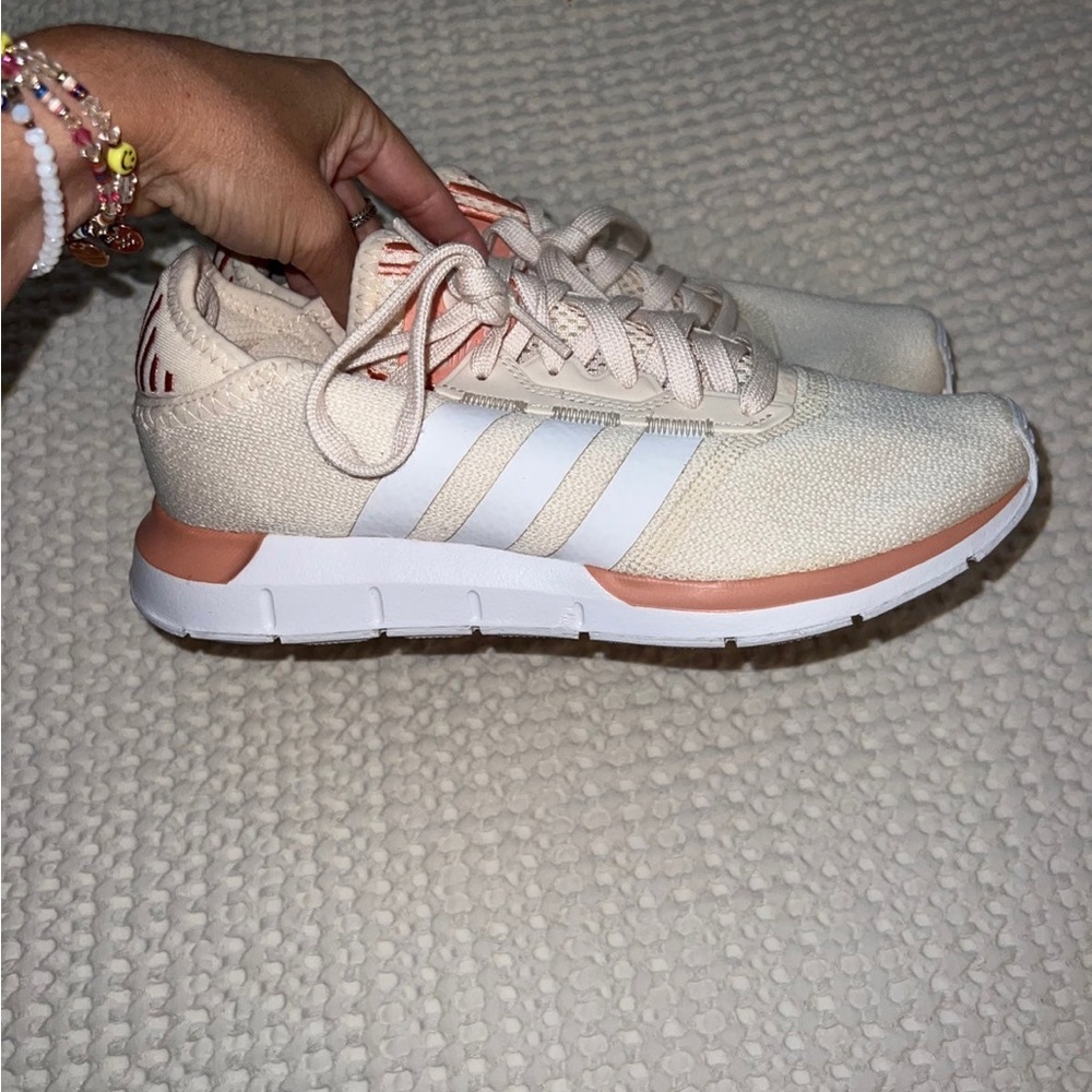 Adidas women's swift run sneakers size 6.5 - worn 1x